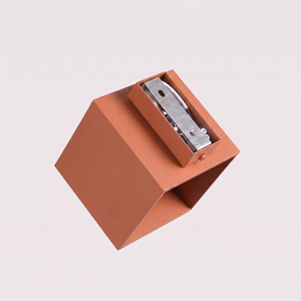 Applique Murale Cube LED ocre rouge, détail du système de fixation
