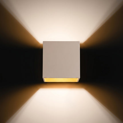 Applique Murale Cube LED taupe allumée, faisceau net sur le mur