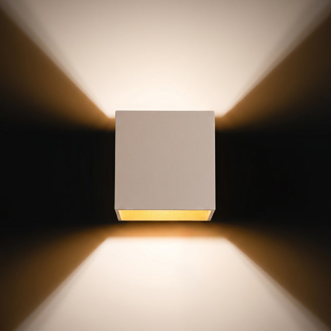 Applique Murale Cube LED taupe allumée, faisceau net sur le mur