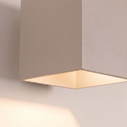 Applique Murale Cube LED taupe sur fond coloré, vue de trois quarts