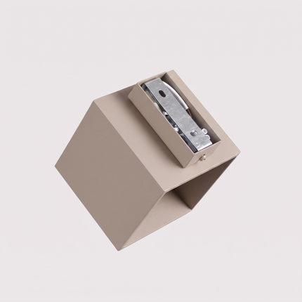 Applique Murale Cube LED taupe, détail du système de fixation