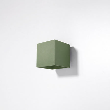 Applique Murale Cube LED vert olive, vue en situation sur fond clair