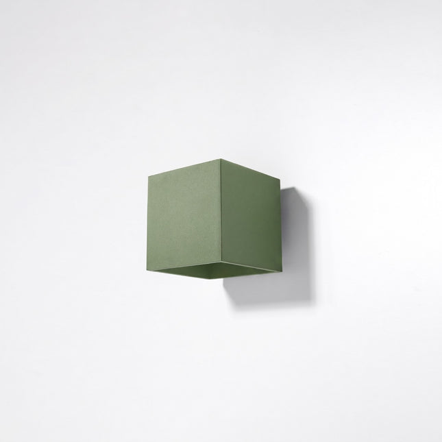 Applique Murale Cube LED vert olive, vue en situation sur fond clair
