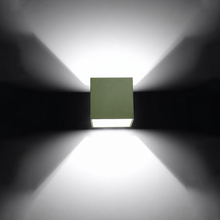 Applique Murale Cube LED vert olive allumée, faisceau net sur le mur