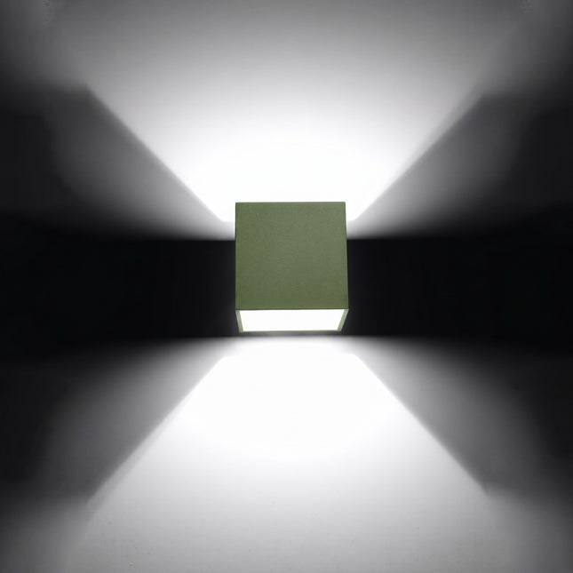 Applique Murale Cube LED vert olive allumée, faisceau net sur le mur