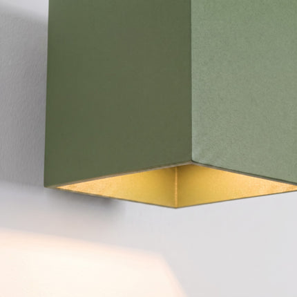 Applique Murale Cube LED vert olive sur fond coloré, vue de trois quarts