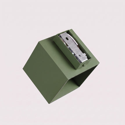 Applique Murale Cube LED vert olive, détail du système de fixation