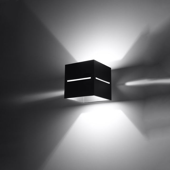 Applique Murale Cube Ouvert Noire dans une salle à manger