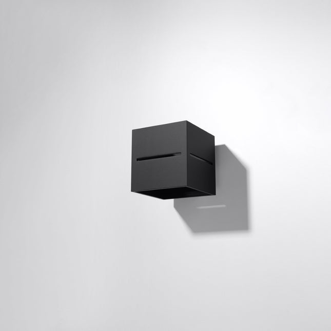 Applique Murale Cube Ouvert Noire dans un salon