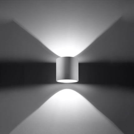 Applique cylindrique blanche projetant un faisceau de lumière net