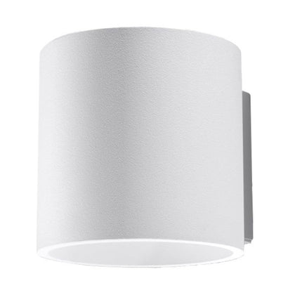 Applique murale cylindrique en aluminium blanc mat sur fond neutre