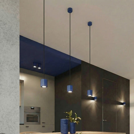 Applique Murale Cylindrique bleu outremer dans un couloir clair