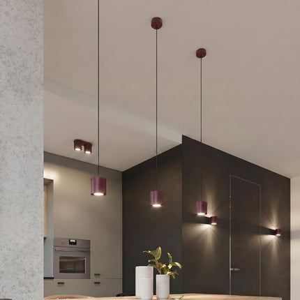 Applique Murale Cylindrique bordeaux dans un couloir clair