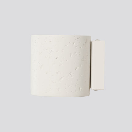 Applique Murale Cylindrique en Béton Beige, vue sur fond coloré