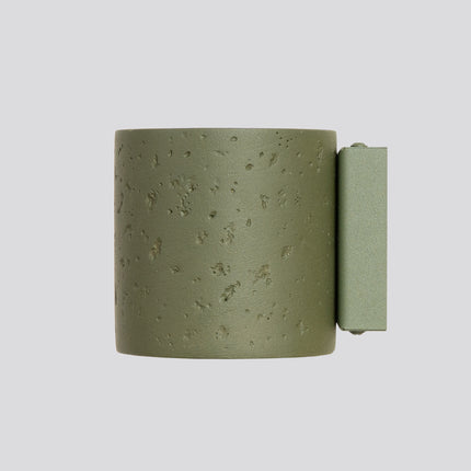 Applique Murale Cylindrique en Béton Vert Olive, vue sur fond coloré