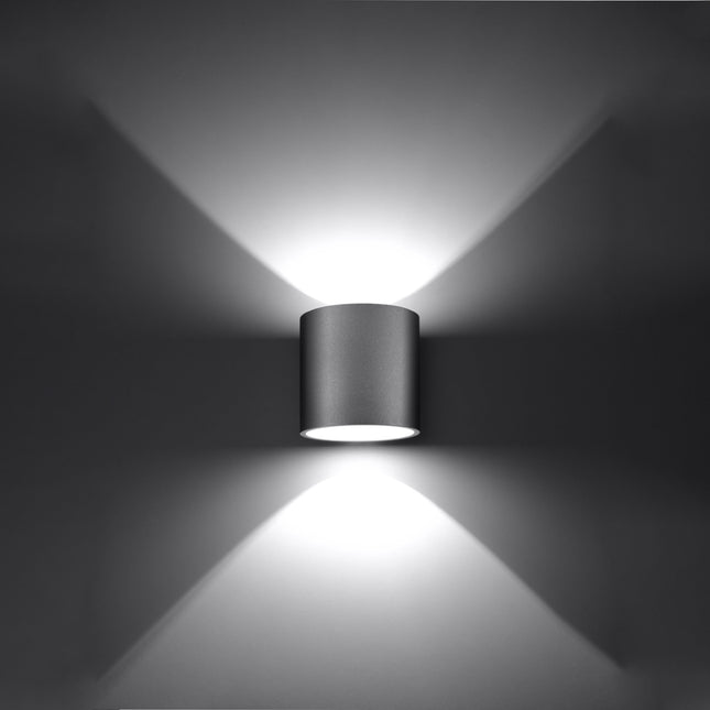 Applique cylindrique grise projetant un faisceau de lumière net