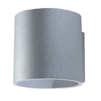 Applique murale cylindrique en aluminium gris mat sur fond neutre