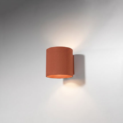Applique Murale Cylindrique ocre rouge, vue en situation sur fond clair