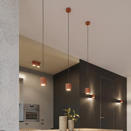 Applique Murale Cylindrique ocre rouge dans un couloir clair