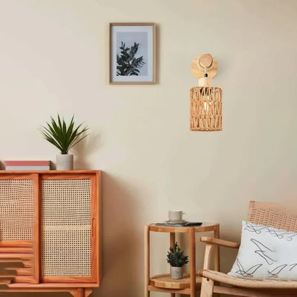 Applique murale cylindrique en rotin et bois pour une touche naturelle et moderne.
