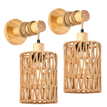 Applique murale cylindrique en rotin tressé et bois pour une touche chic et naturelle.