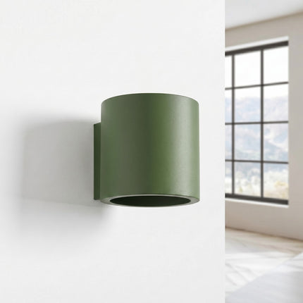 Applique Murale Cylindrique vert olive, vue en situation sur fond clair