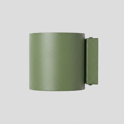 Applique Murale Cylindrique vert olive sur fond coloré, vue de trois quarts
