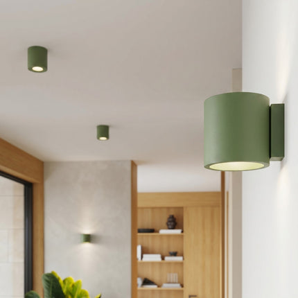 Applique Murale Cylindrique vert olive dans une entrée contemporaine