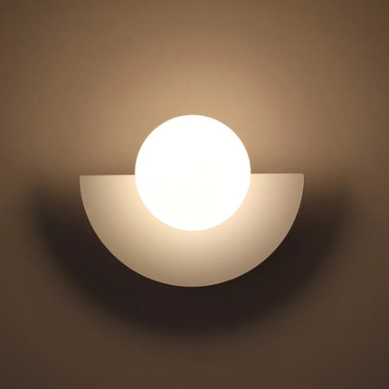 Applique murale LED demi-cercle allumée, diffusant une lumière chaude dans la pièce