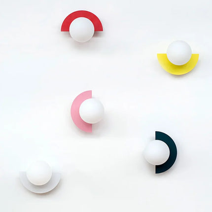Applique murale LED demi-cercle disponible en plusieurs coloris, présentée en cinq versions sur un mur