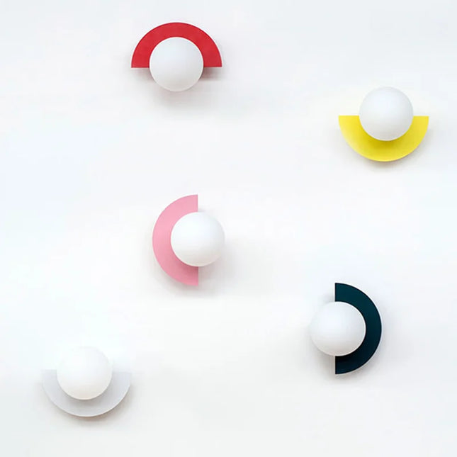 Applique murale LED demi-cercle disponible en plusieurs coloris, présentée en cinq versions sur un mur