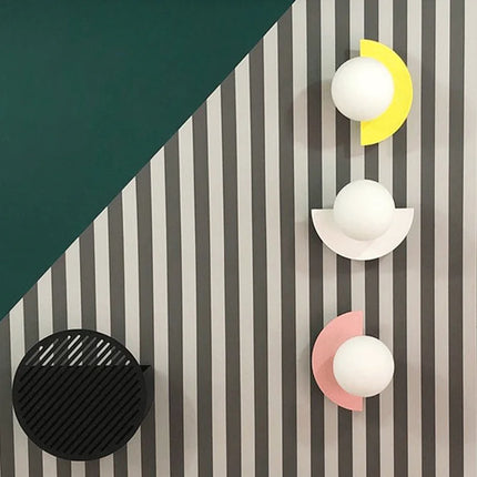 Appliques murales LED demi-cercle jaune, blanche et rose, présentées côte à côte