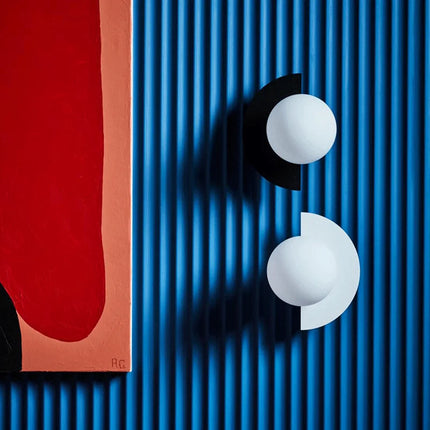 Appliques murales LED demi-cercle en coloris noir et blanc, présentées en duo