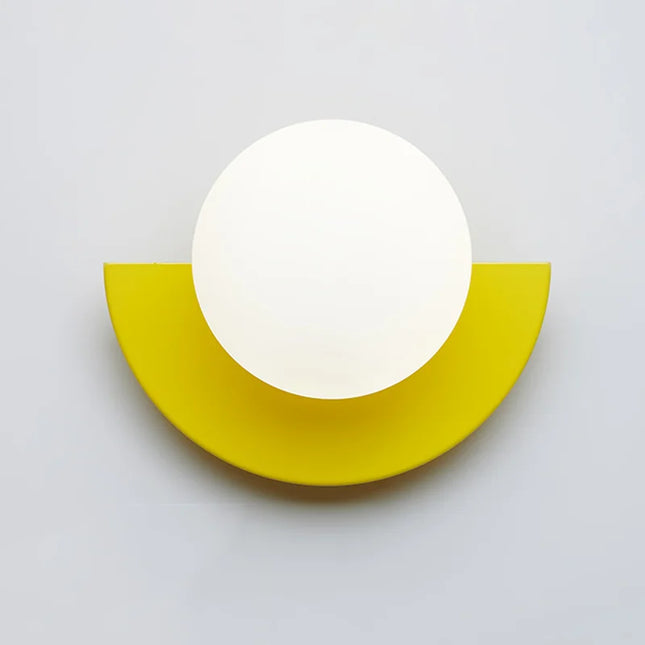 Applique murale LED demi-cercle jaune avec globe opalin blanc, sur fond neutre