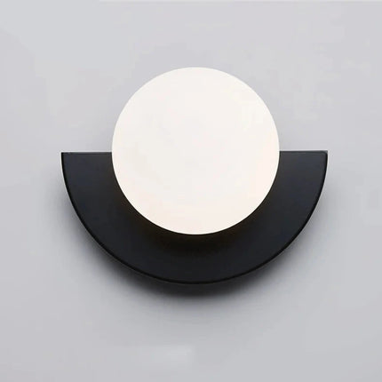Applique murale LED demi-cercle coloris noir mat, sur fond neutre