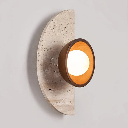 Applique demi-cercle en pierre et bois diffusant une lumière douce dans une chambre