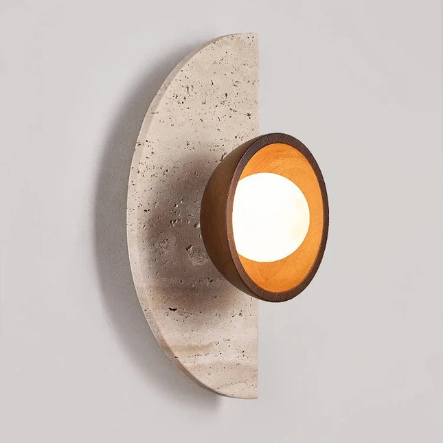 Applique demi-cercle en pierre et bois diffusant une lumière douce dans une chambre