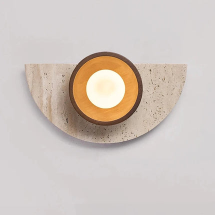 Applique murale demi-cercle en pierre et bois dans un salon