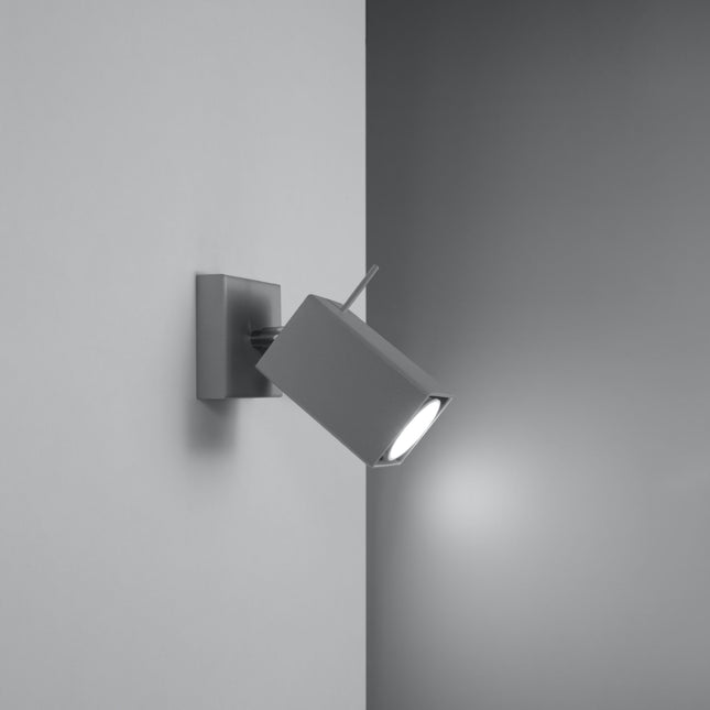 Applique murale directionnelle carré orientable grise installée dans une pièce lumineuse