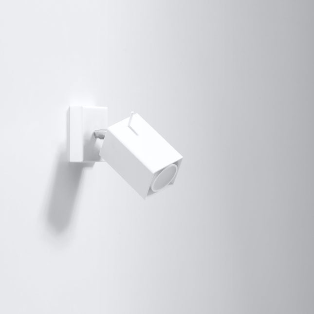 Applique murale directionnelle carrée à spot carré orientable en acier blanc dans un salon