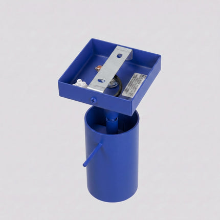 Applique Murale Directionnelle LED Bleu Outremer, vue sur fond coloré