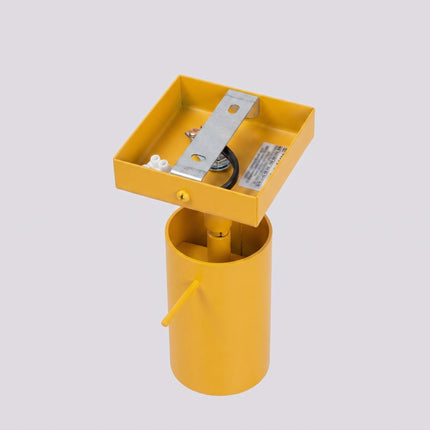 Applique Murale Directionnelle LED Jaune Ambré, vue sur fond coloré