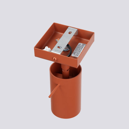 Applique Murale Directionnelle LED Rouge Ocre, vue sur fond coloré