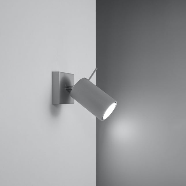Applique murale directionnelle spot orientable grise installée dans une pièce lumineuse
