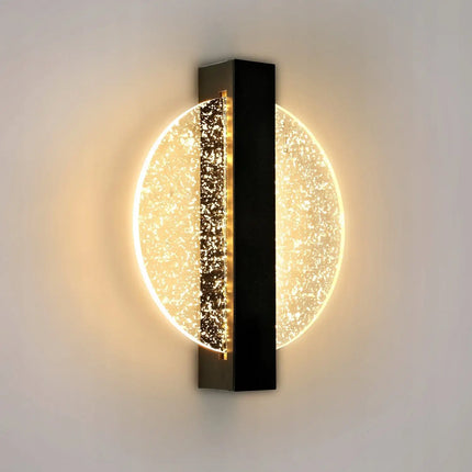 Applique murale disque en acrylique effet cristal traversé d'une barre métal noire, LED allumée en lumière chaude