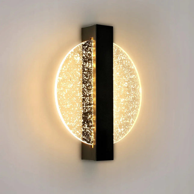 Applique murale disque en acrylique effet cristal traversé d'une barre métal noire, LED allumée en lumière chaude