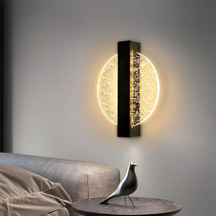 Applique murale disque acrylique diffusant un halo chaud au-dessus d'un canapé dans un salon contemporain