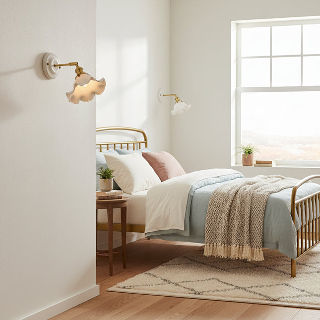 Aplique de cerámica blanca y cobre dorado