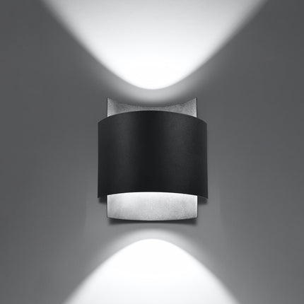 Applique murale acier noir allumee, halos de lumiere diffuses vers le haut et le bas