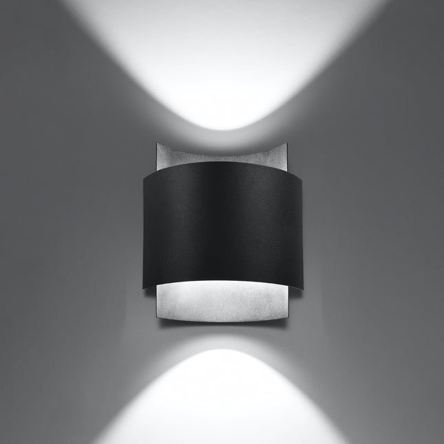 Applique murale acier noir allumee, halos de lumiere diffuses vers le haut et le bas